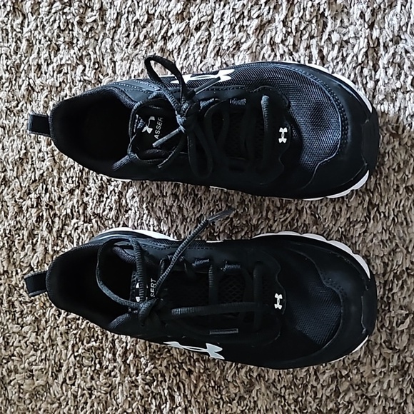 Under Armour - 4Y Black/White Youth Sneakers - Picture 2 of 8